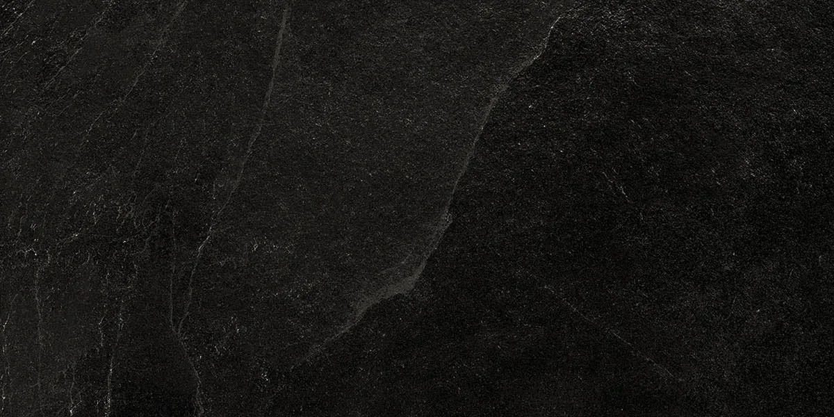 Fast schwarze Fliese 30×60 cm in Schieferoptik mit feinen hellen Adern und mattem Finish