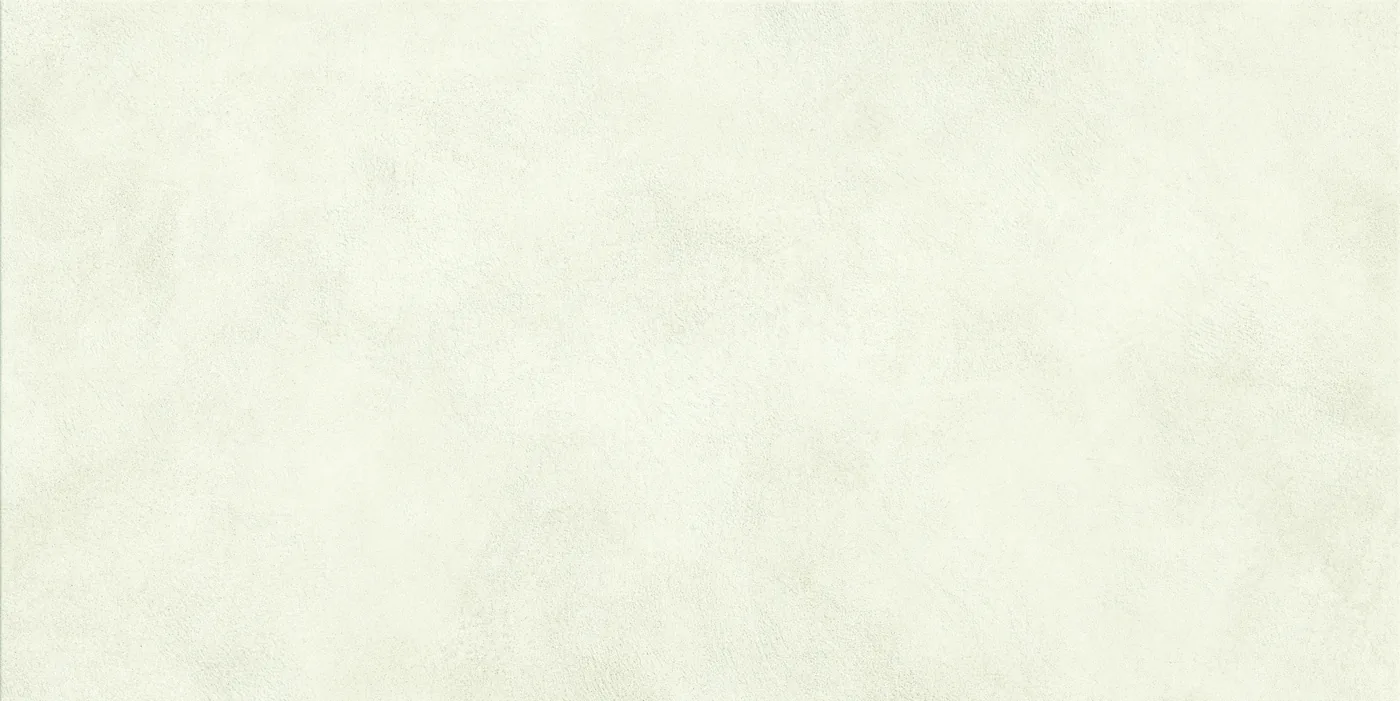 Cremeweiße Betonoptik-Fliese 60×120 cm, mattes Finish mit zarter wolkiger Lasur über die Fläche.