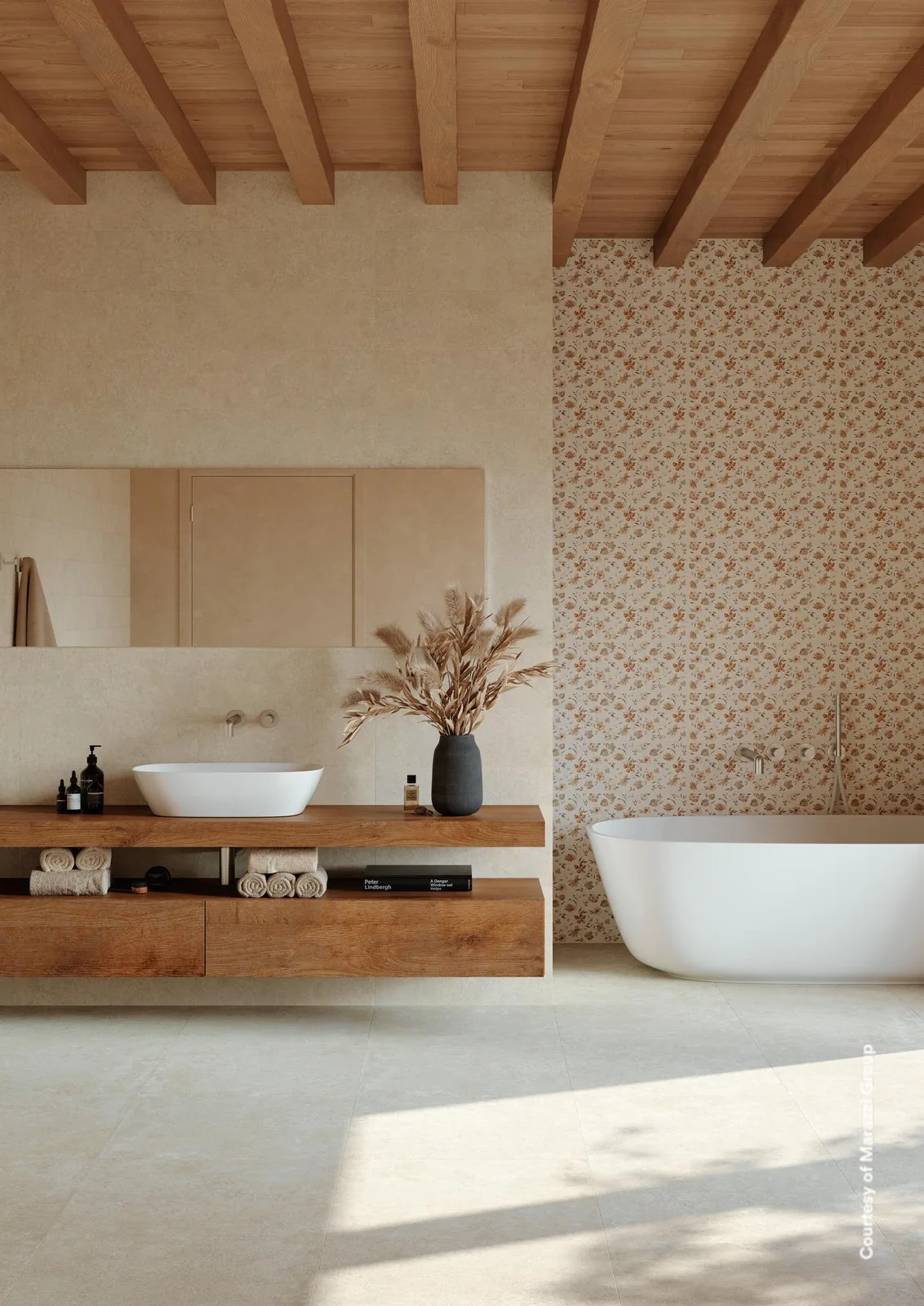 Badezimmer mit Marazzi Room Wall Bianco 20x60 und Decoro Romantic mit Blumenmuster an der Wand