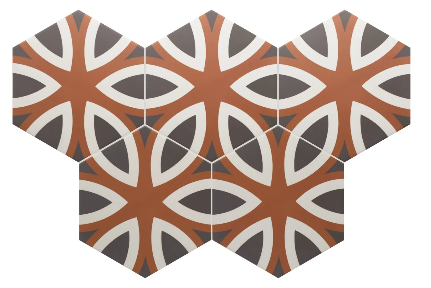 Sechseckige Dekorfliese mit Terracotta-Blütenmuster und anthraziten Details auf weißem Grund, matt gehalten.
