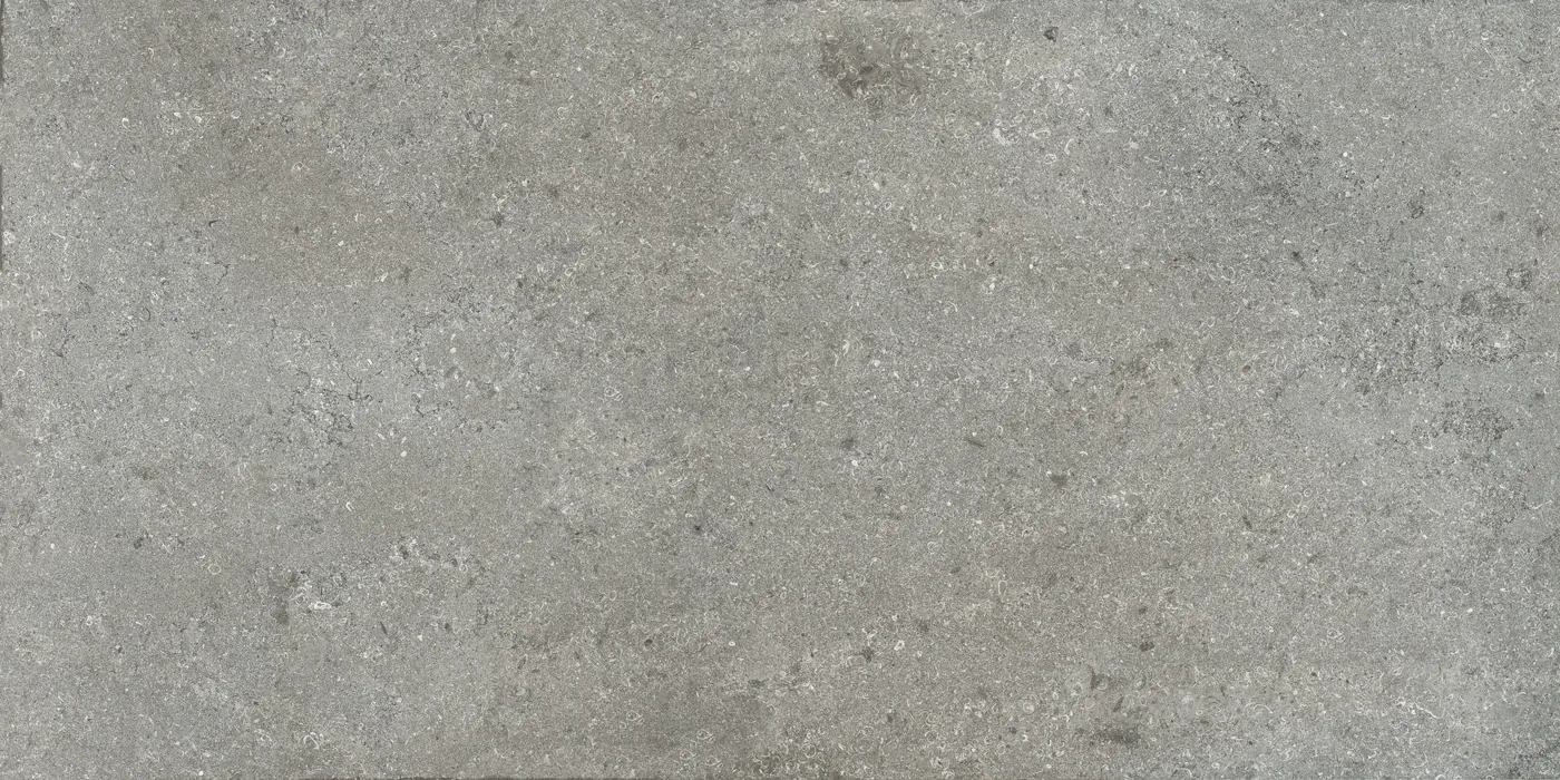 Graue Steinoptik-Fliese mit dunkleren Flecken und feinen Rissen, 60×120 cm, in rutschhemmender Strukturoberfläche