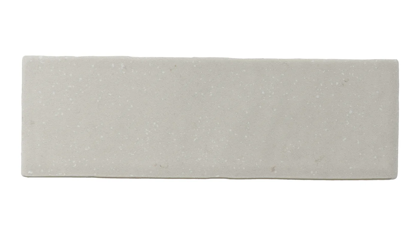 Längliche Wandfliese 5x15 cm in hellem Aschgrau mit matter, fein changierender glatter Oberfläche.