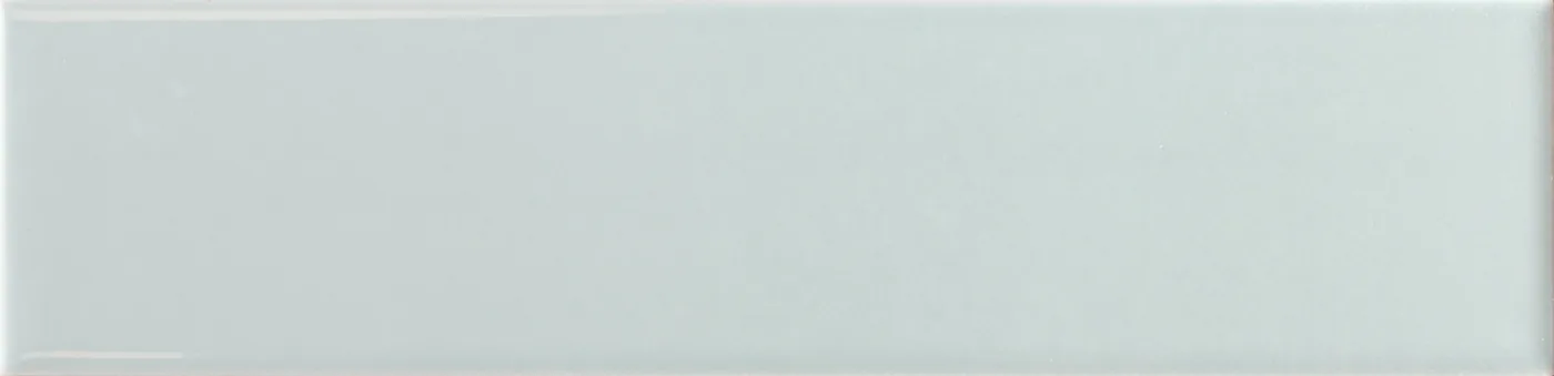 Rechteckige Wandfliese in zartem Eisblau, glänzend, glatte einfarbige Oberfläche, im Format 6x24,6 cm.
