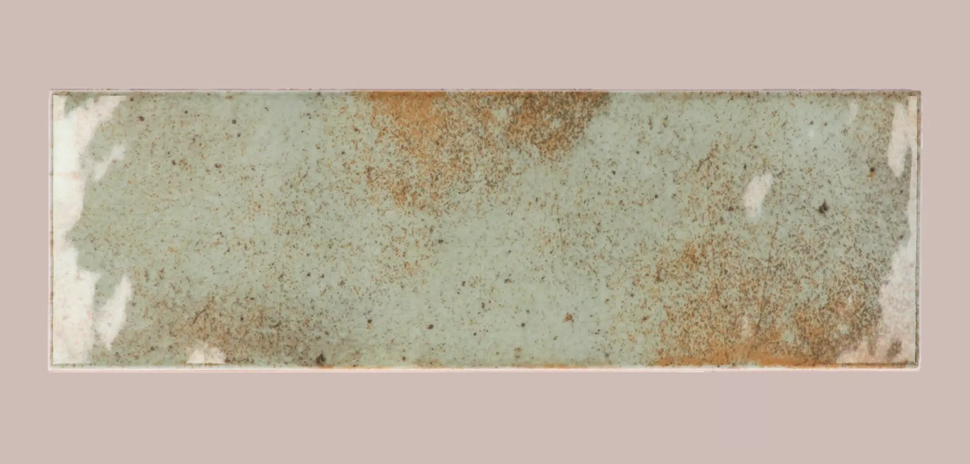 Hanoi Wandfliese in Celadon Glasur, Format 6,5x20 cm, Studio Aufnahme frontal vor weißem Hintergrund.