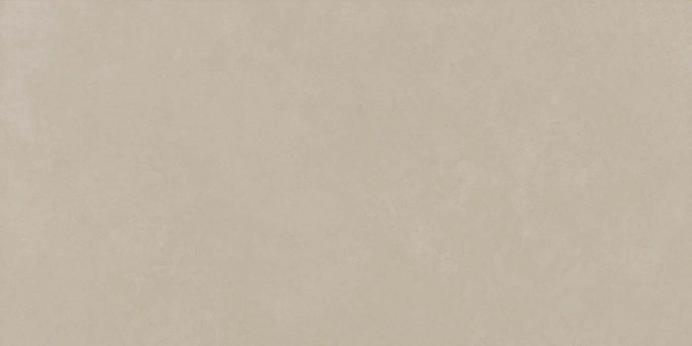 Sandbeige Rechteck-Fliese 30x60 cm in matter Zementoptik mit fein gesprenkelter, leicht wolkiger Fläche.