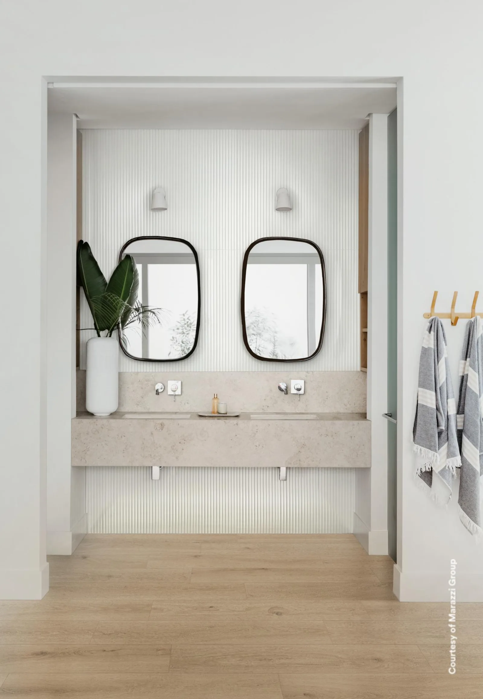 Marazzi Bliss 3D Fingers Ice: Bad mit weißem Rillenrelief in der Nische, zwei Spiegeln und Doppelwaschtisch
