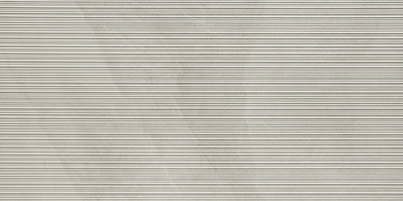 Hellgraue Fliese 60×120 cm in Schieferoptik mit feinen waagerechten Rillen über die ganze Fläche, matt