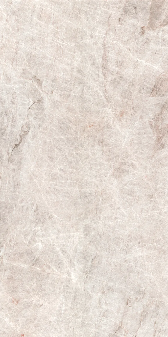 Hell graubeige Marmoroptik-Platte im Format 160x320 cm mit glänzender Oberfläche und feinen weißen Rissadern.