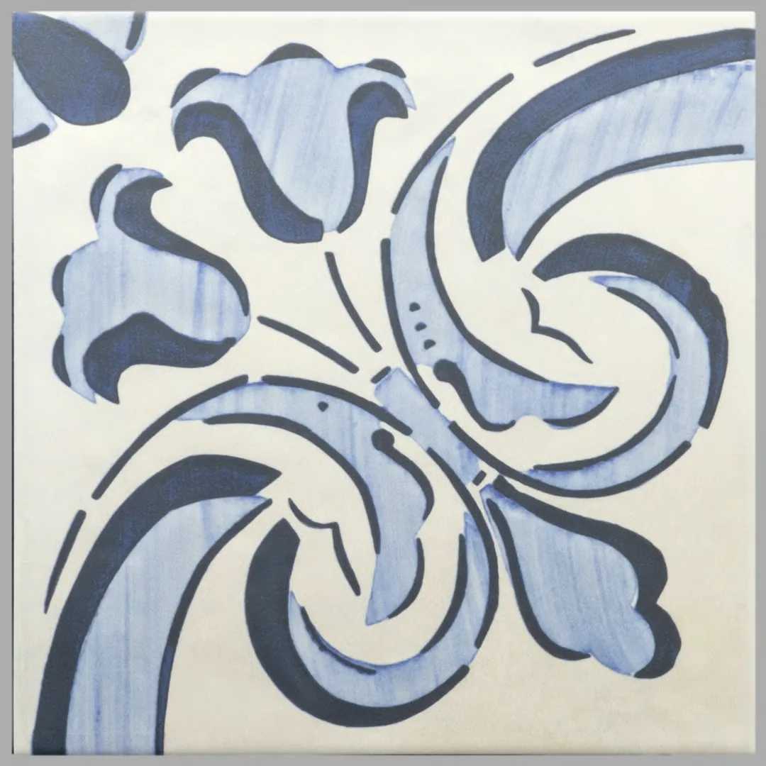 Weiße Dekorfliese 20×20 cm mit blauem barockem Azulejo-Muster, matt, in Zementoptik.