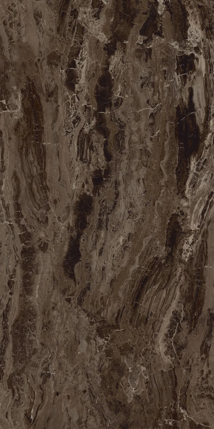 Dunkelbraune Marmoroptik-Platte im Format 160x320 cm mit glänzender Oberfläche und fließender, wolkiger Zeichnung.