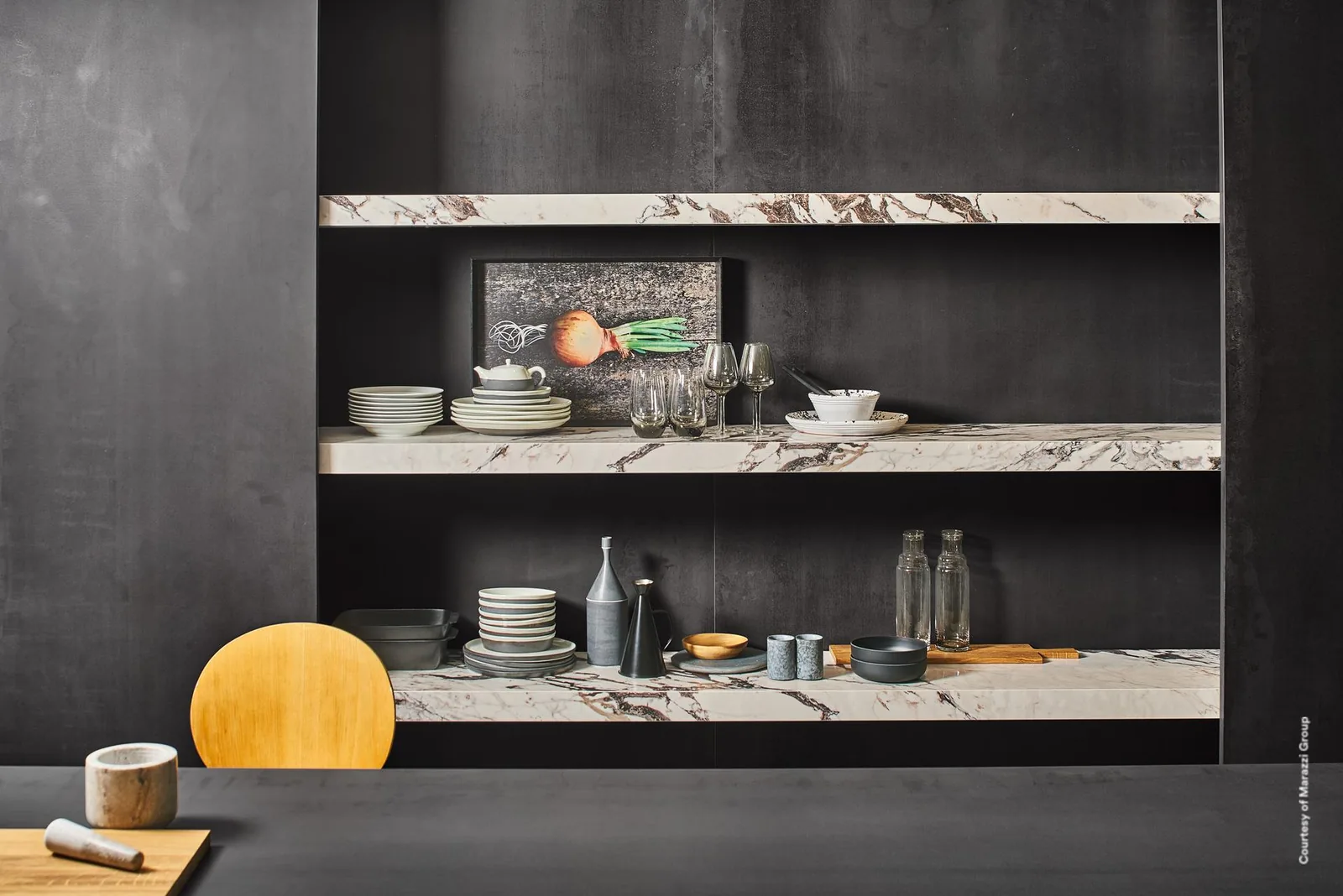 Küche mit Kücheninsel und Wand aus Marazzi Grande Metal Look Iron Dark in Metalloptik, matt anthrazit, mit Marmorregalen
