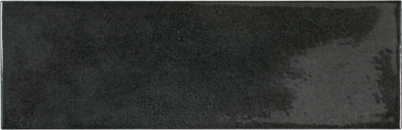 Equipe Village Metrofliese 6,5x20 cm in tiefem Schwarz, glänzend glasiert mit leicht welliger Oberfläche.