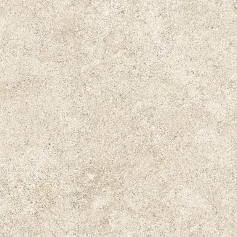 Matte cremefarbene Fliesenoberflaeche mit warmem Sandton und feiner Kalkstein-Aderung in ruhiger Nahaufnahme