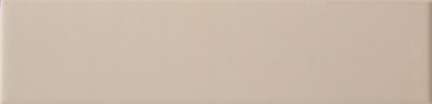 Rechteckige Wandfliese in hellem Greige-Taupe, matt, glatte einfarbige Oberfläche, im Format 6x24,6 cm.