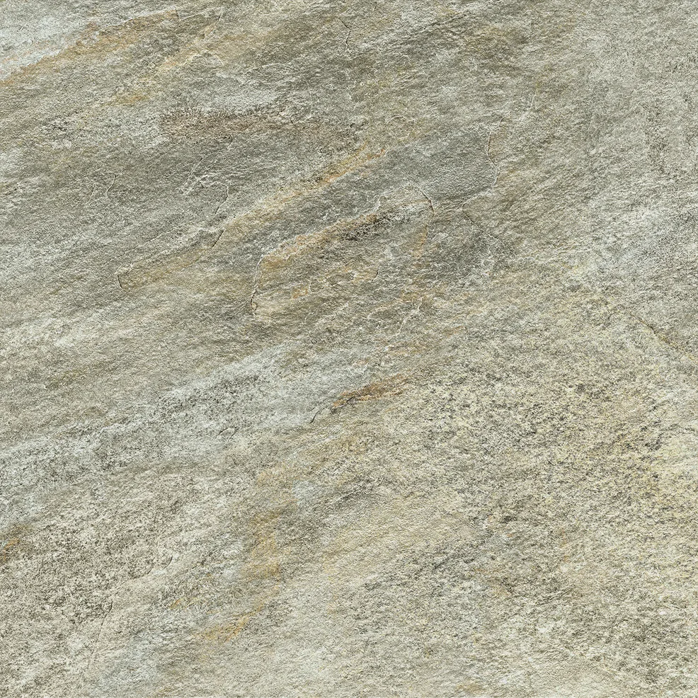 Hellgraue Natursteinoptik im Format 60×60 cm mit feiner diagonaler Aderung und vereinzelten braunen Einschlüssen.