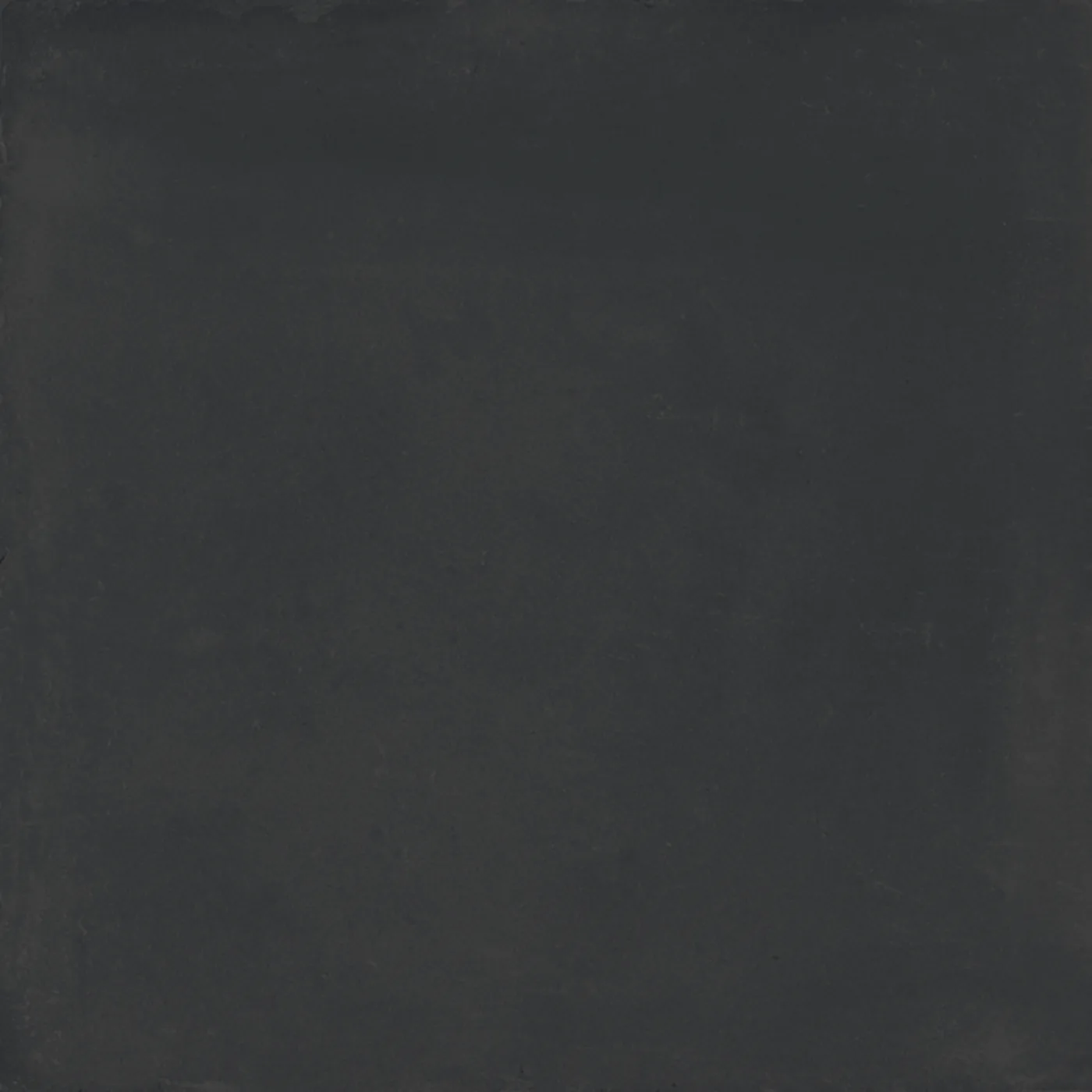 Fast schwarze Quadrat-Fliese 20x20 cm in matter Zementoptik mit leicht bläulichem Grauton.