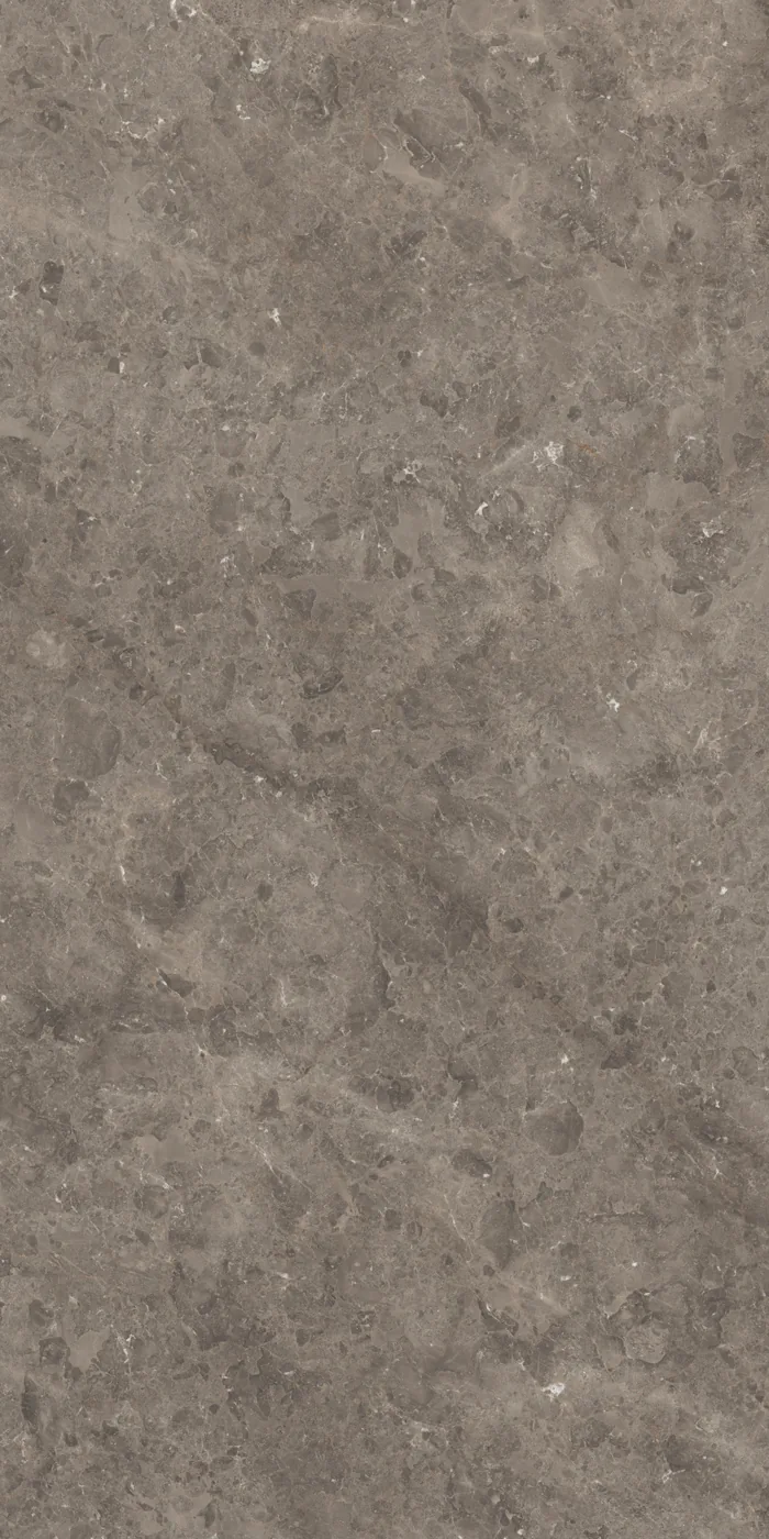 Graubraune Steinoptik-Platte 160x320 cm mit seidenmatter Oberfläche und wolkiger, leicht fleckiger Maserung.