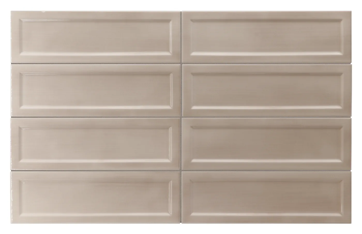 Glänzende greigefarbene Wandfliese 6,5×20 cm mit erhabenem Rahmenrelief und wolkiger Lasur in Beige-Grau.