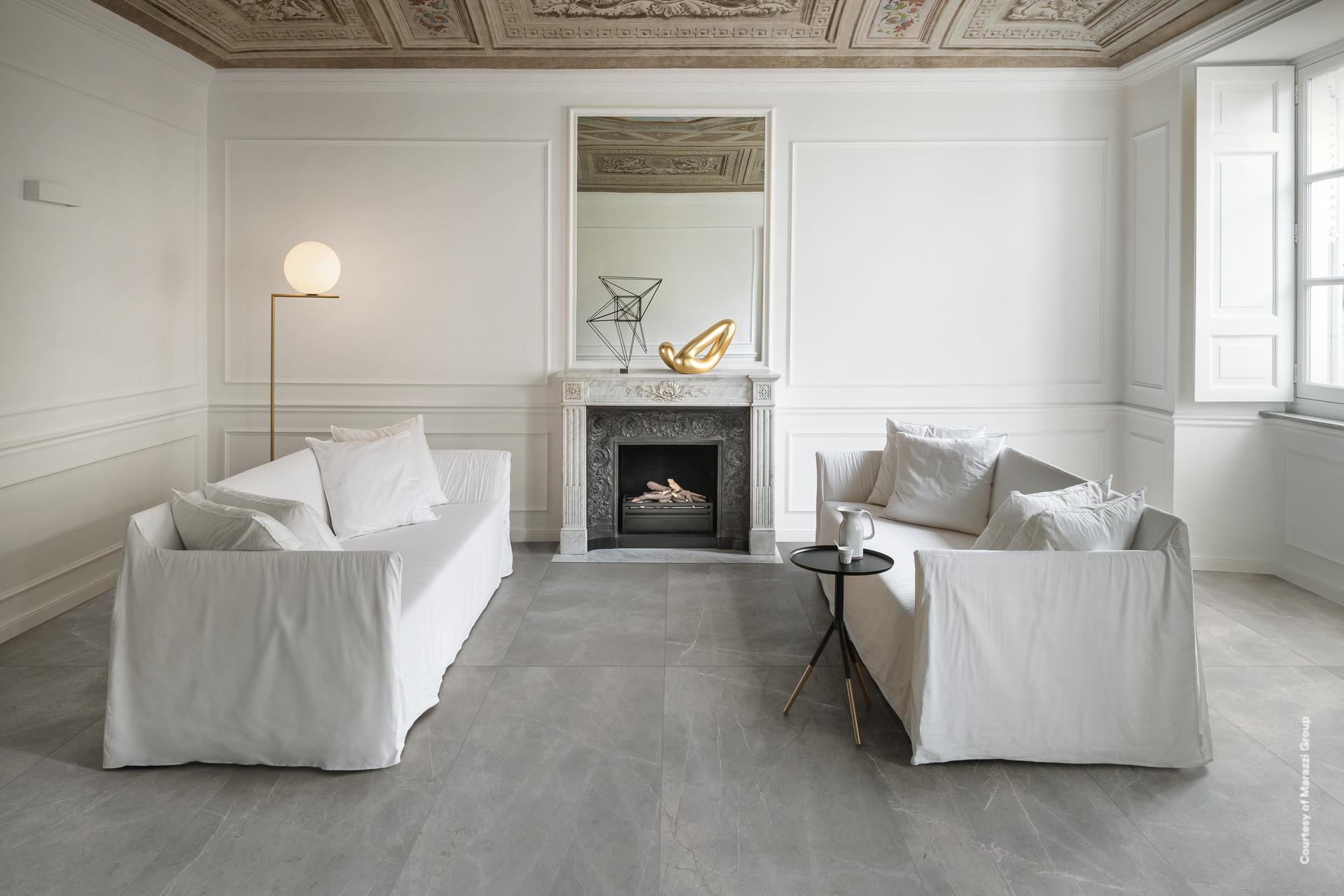 Bad mit Marazzi Arcadia an Wand und Boden in warmer Marmoroptik