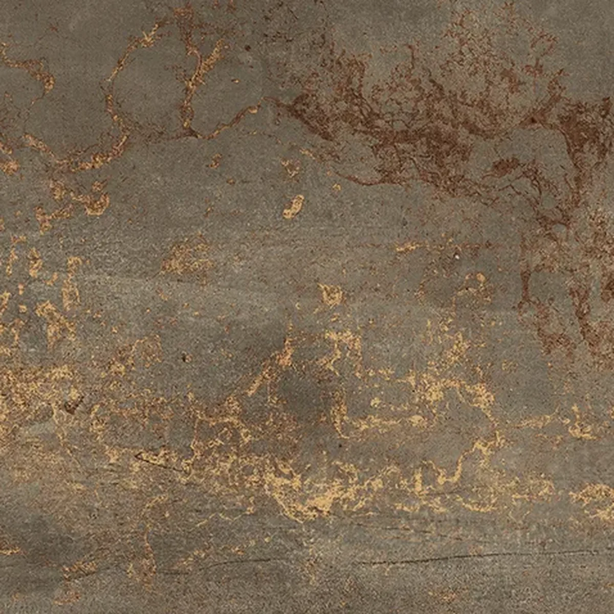 Nahaufnahme der graubraunen Oberfläche mit kupferfarbenen Adern und wolkigen Zonen, Format 60×120 cm.
