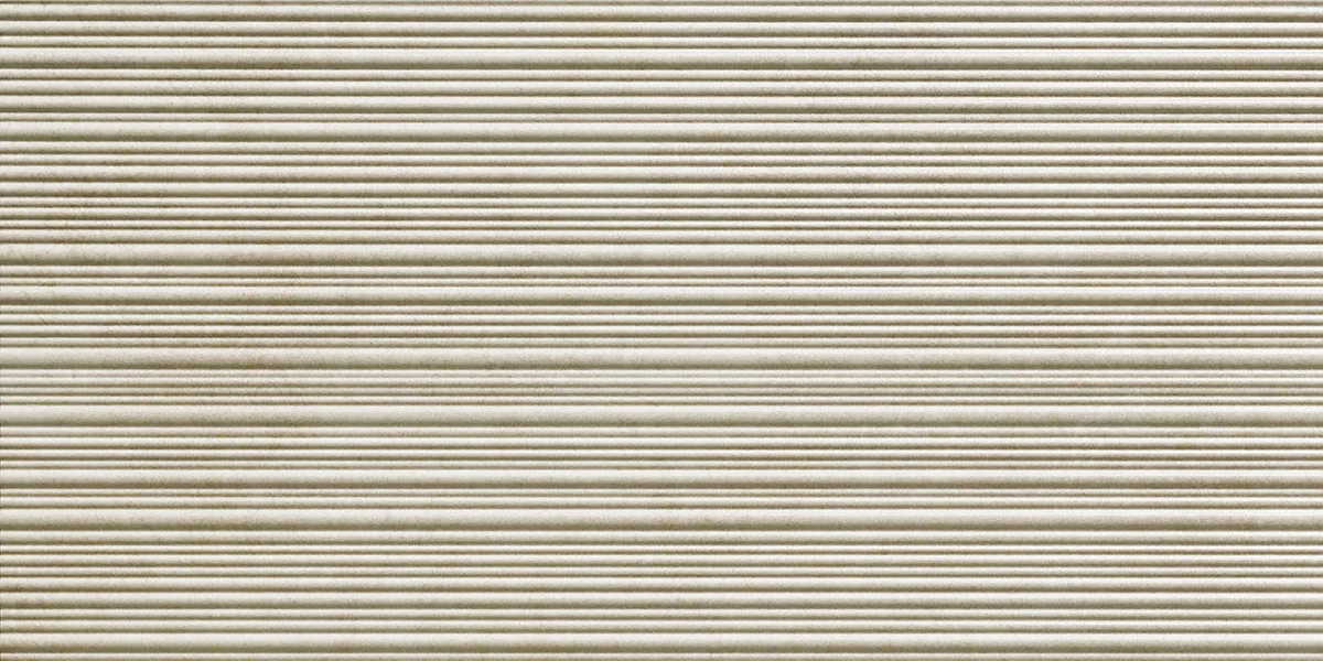 Cremeweiße Fliese 30×60 cm in Schieferoptik mit feinen waagerechten Rillen über die ganze Fläche, matt