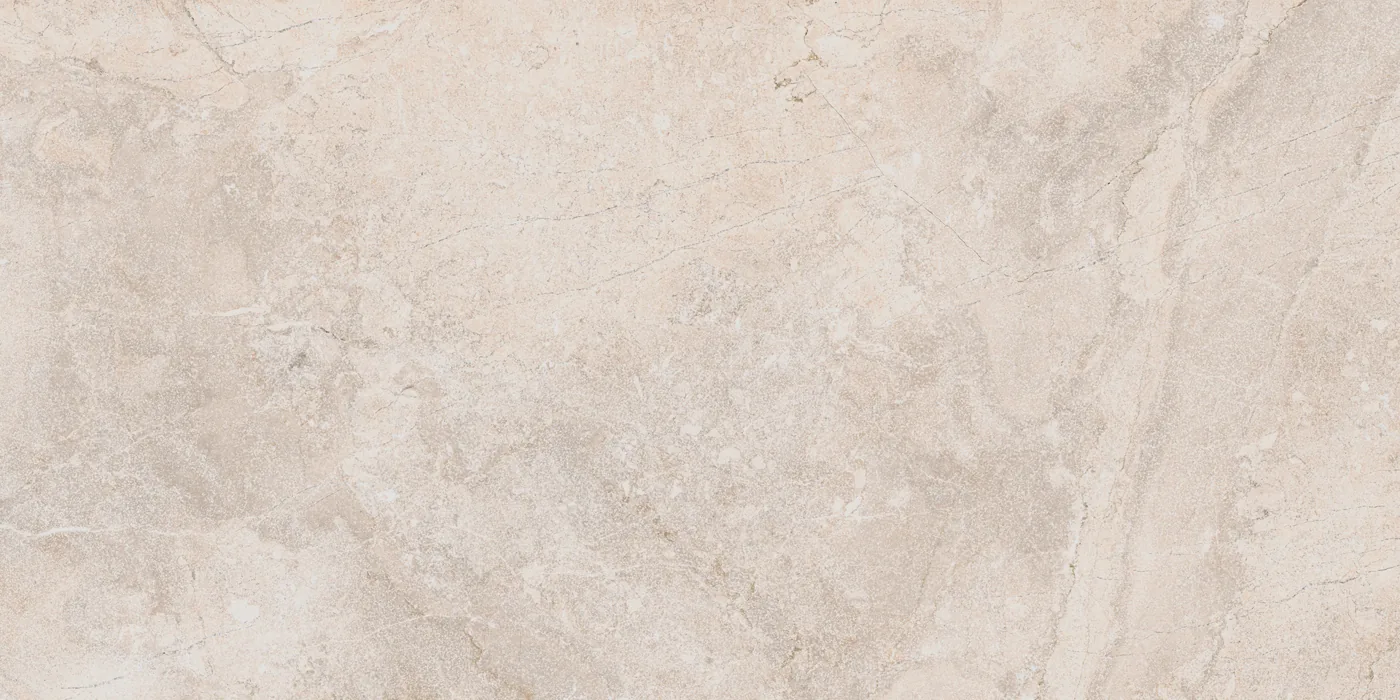 Cremeweiße Steinoptik-Fliese 60x120 cm, matt, mit feiner heller Aderung und wolkiger Mineralzeichnung.