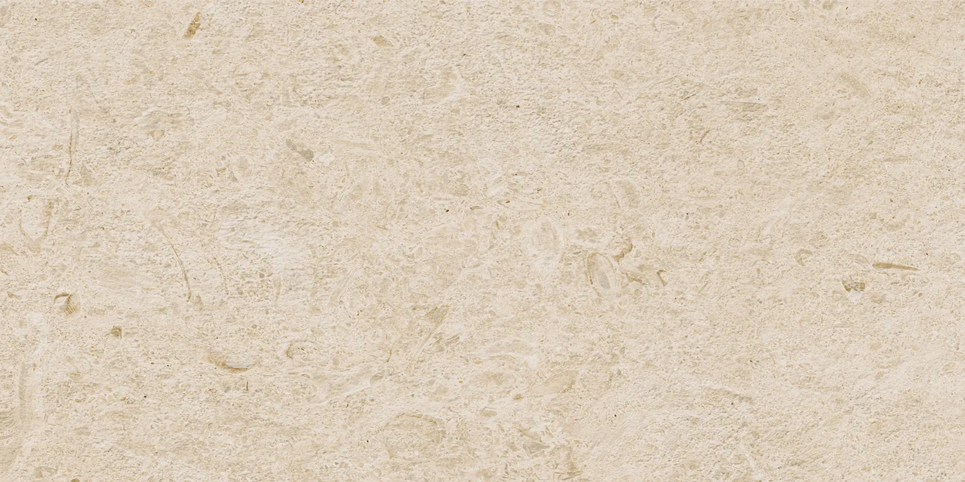 Sandbeige Fliese 30×60 cm in Kalksteinoptik mit feinen helleren Einschlüssen und dezent gewolkter Oberfläche.