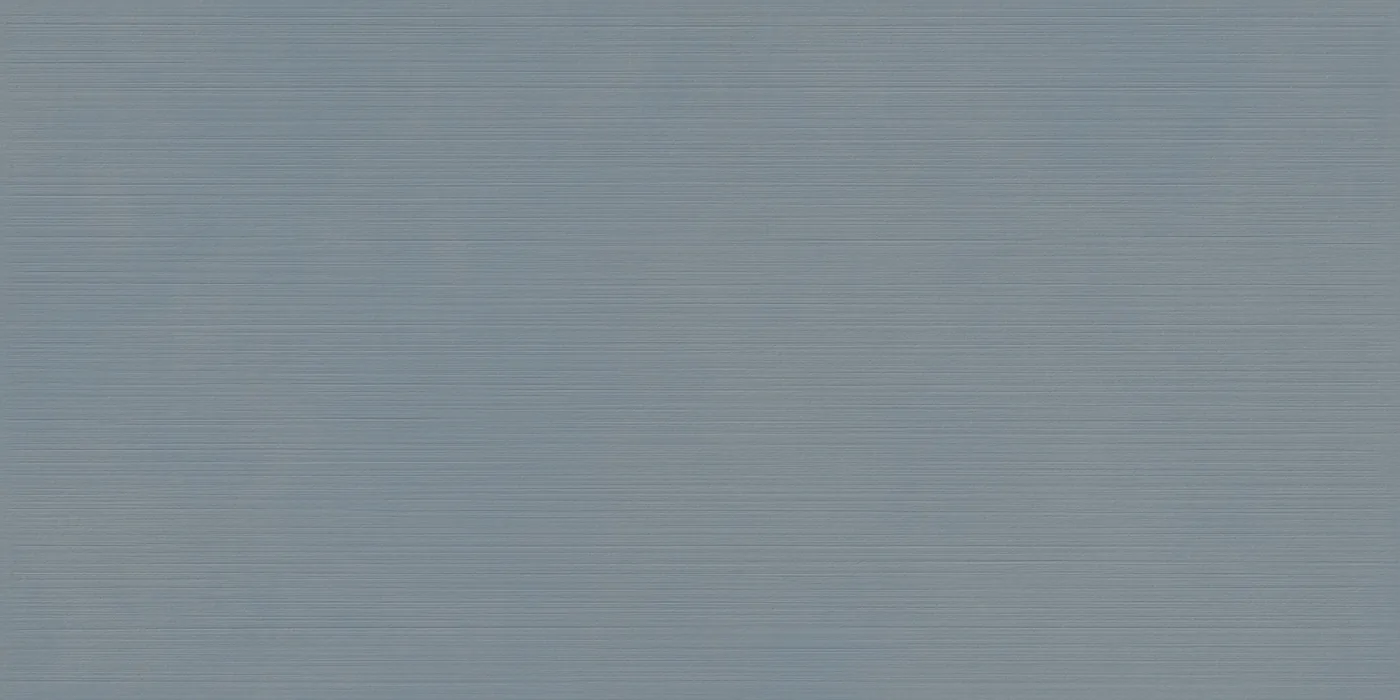 Blaugraue Betonoptik-Fliese 60x120 cm mit feinem, durchgehendem horizontalem Rillenrelief über die gesamte Fläche.