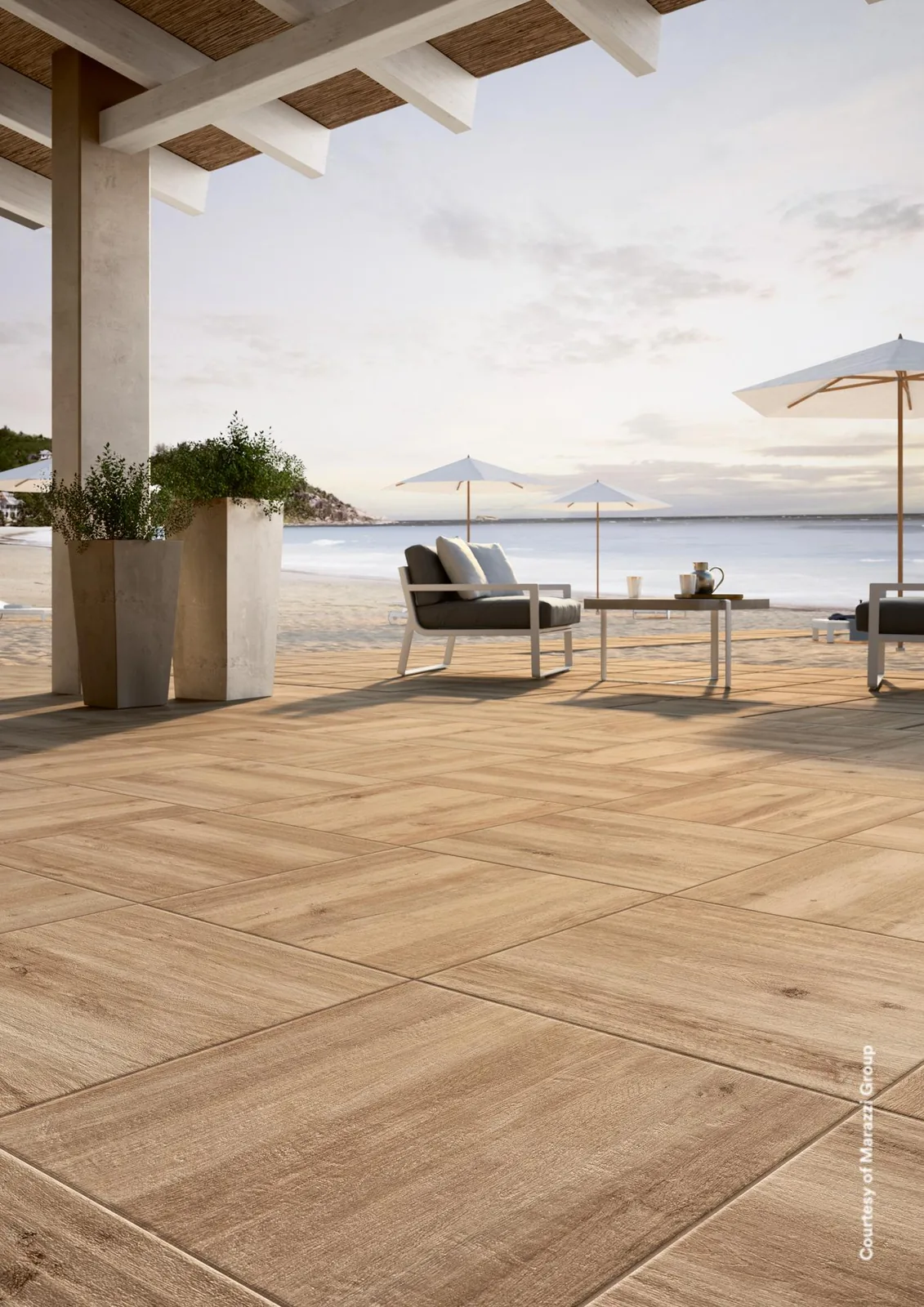 Marazzi Treverkhome20 Rovere: Strandterrasse mit Holzoptik-Platten im Modulverband, Pflanzkübel und Sessel unter dem Dach