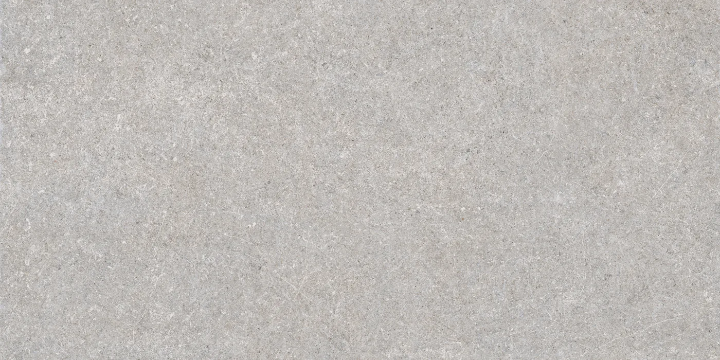 Mittelgraue Steinoptik-Fliese 60x120 cm mit strukturierter Oberfläche, feine Körnung und helle Einsprengsel auf der Fläche.