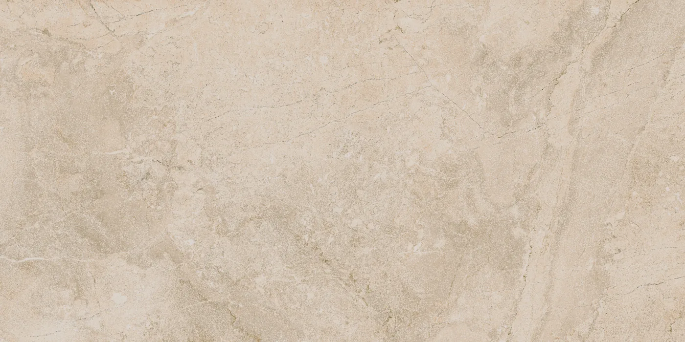 Sandbeige Steinoptik-Fliese 60x120 cm, matt, mit feiner heller Aderung und wolkiger Mineralzeichnung.