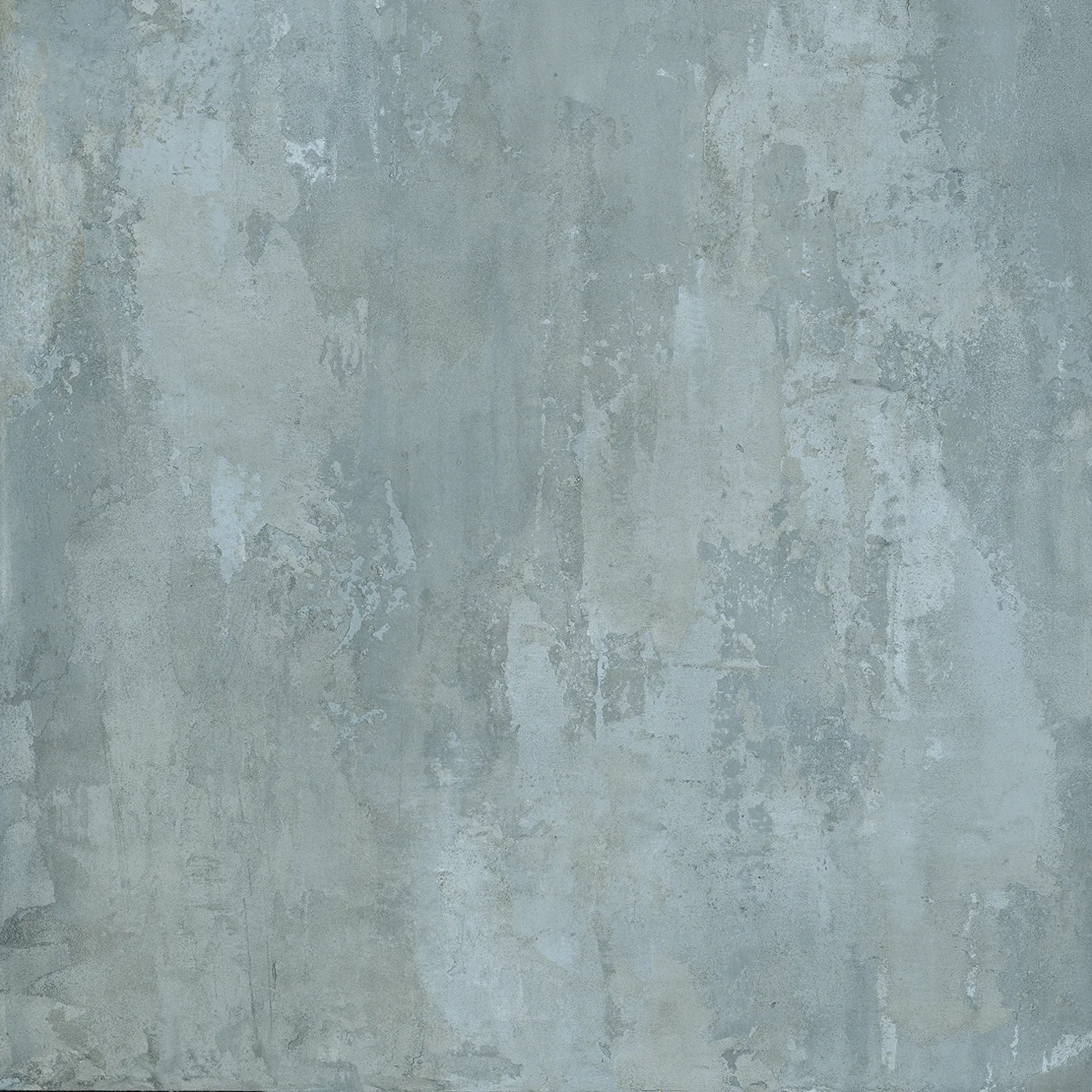 Wand- und Bodenfliese 60×60 cm mit graublauer Betonoptik, wolkiger Patina und hellen Schlieren, seidenmatte Oberfläche.