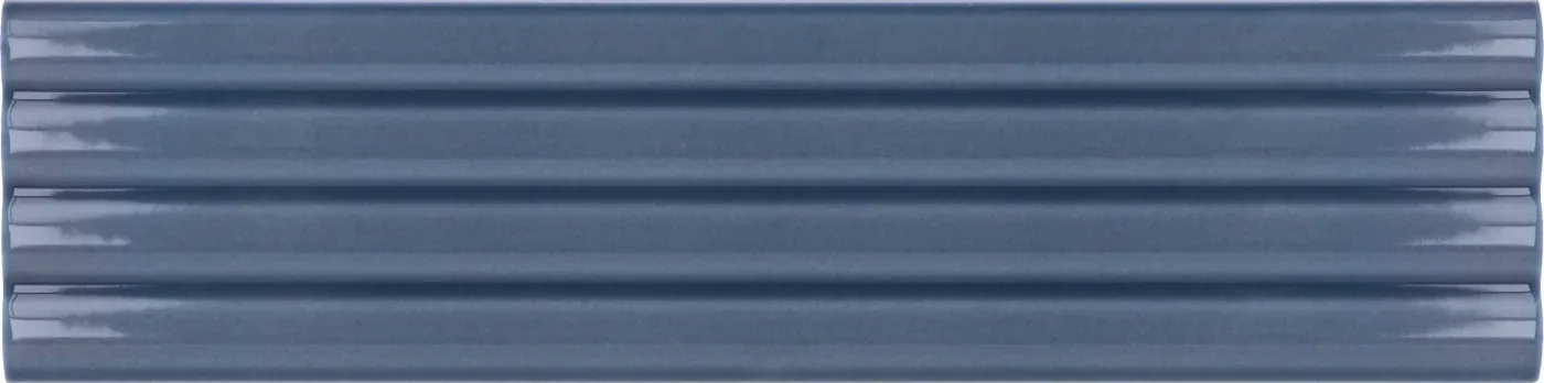 Equipe Costa Nova Onda Banyan Blue Wandfliese 5x20 cm aus glasiertem Steingut, matt, welliges Onda-Relief, für Innenwände.