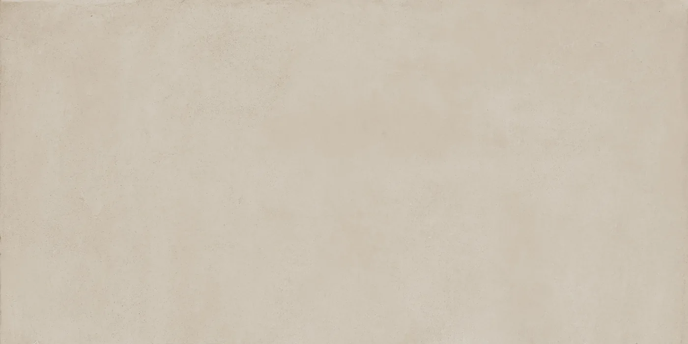 Sandfarbene Bodenfliese 60×120 cm mit gleichmäßig durchgefärbter Fläche und feiner Körnung im Betonlook.