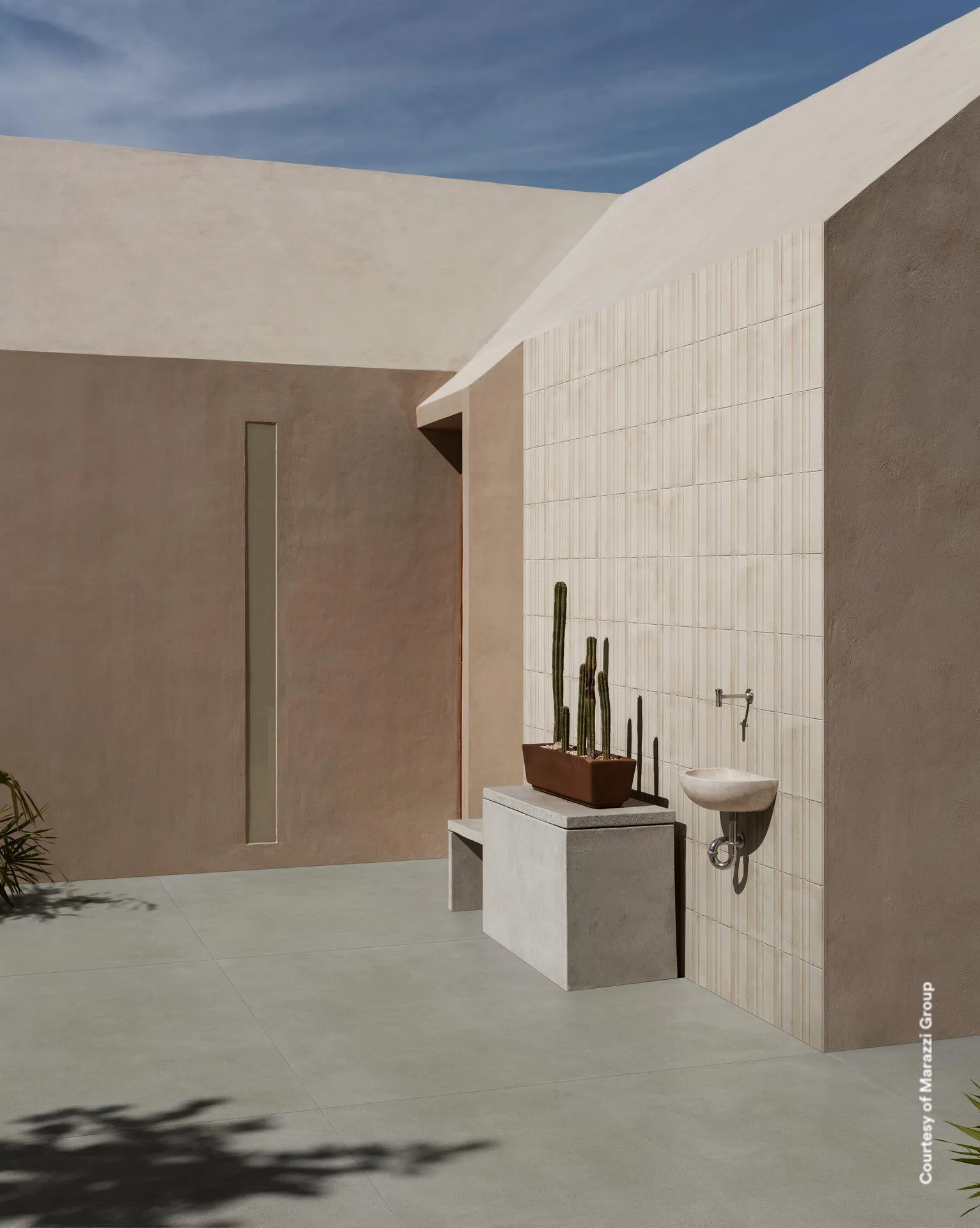 Terrasse mit Kakteen, Waschplatz und Wand in Riemchen-Relief auf graugrünem, strukturiertem Betonoptik-Boden 120x120 cm.
