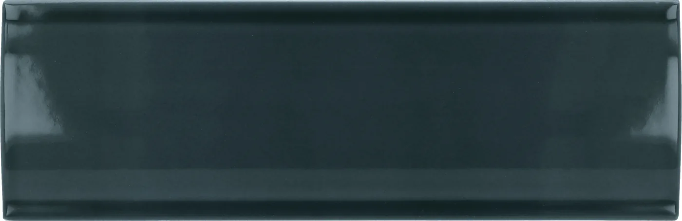 Konvex gewölbte Wandfliese 6,5×20 cm in dunklem Petrolblau, glänzend glasiert, frontal freigestellt vor weißem Grund.