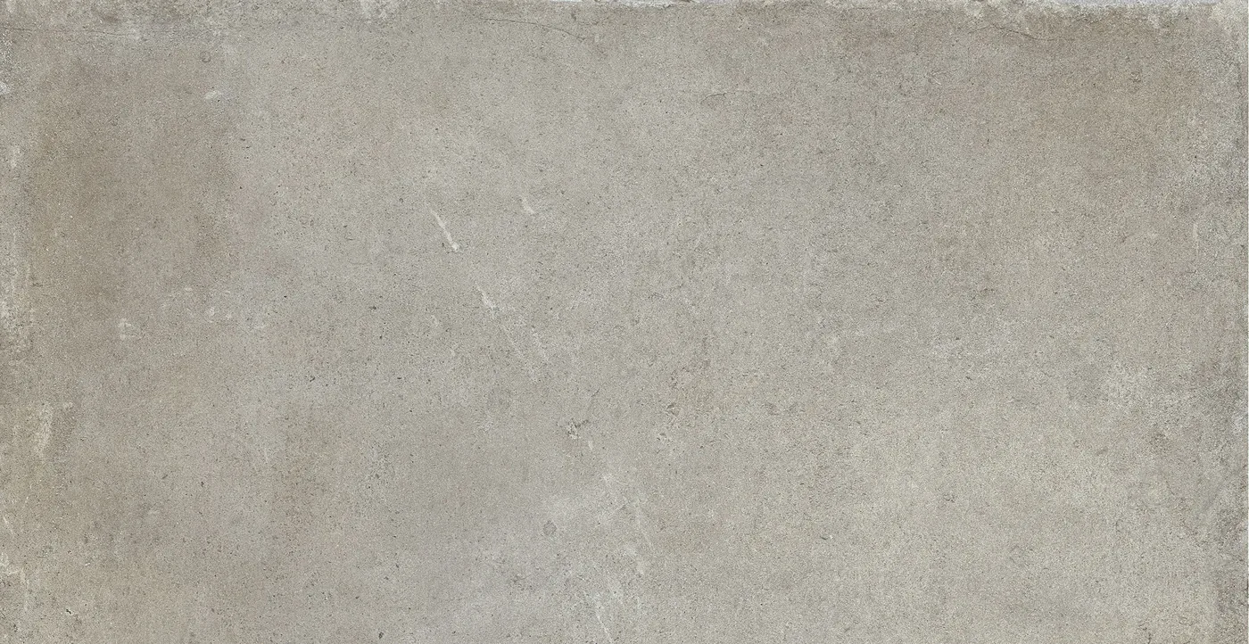 Betonoptik-Fliese 40x80 cm in hellem Warmgrau, wolkig marmoriert mit feinen helleren Sprenkeln, matt.