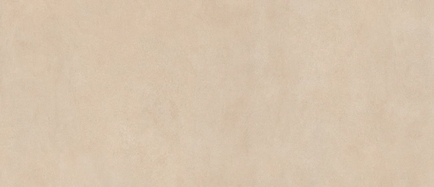 Seidenmatte Fliese in Betonoptik, 120×278 cm, in hellem Sandbeige mit wolkiger Zementstruktur, frontal als ganze Platte.