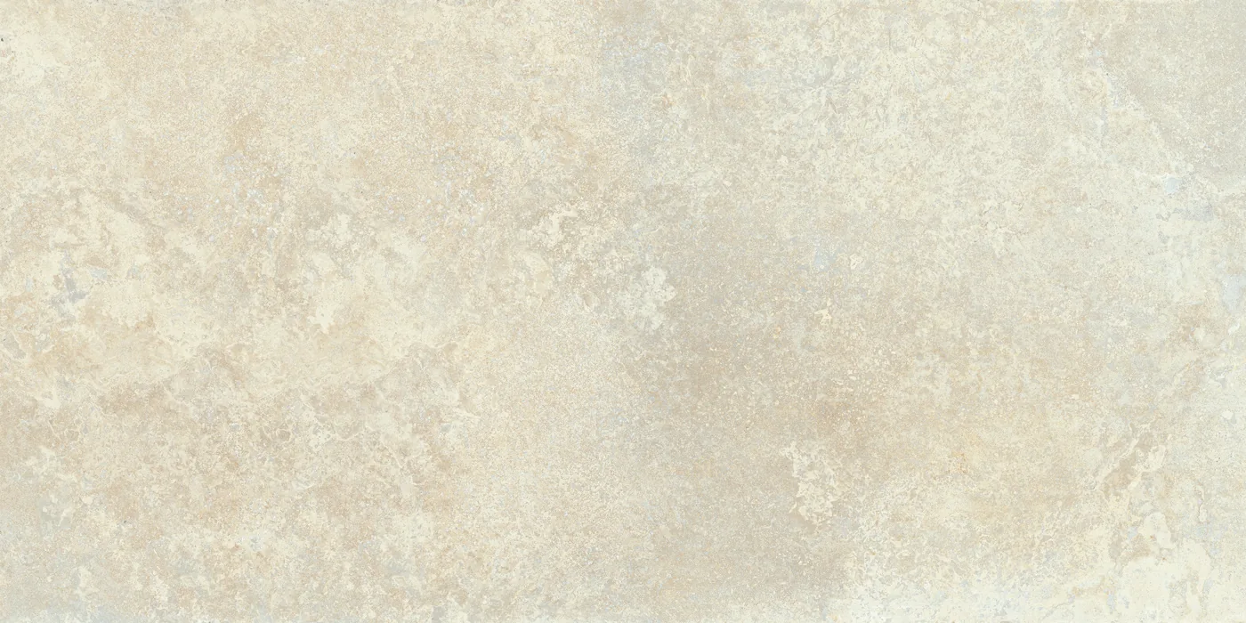 Hellbeige Steinoptik-Fliese mit wolkigen gelblichen und grauen Einschlüssen, 60×120 cm, in samtig matter Oberfläche
