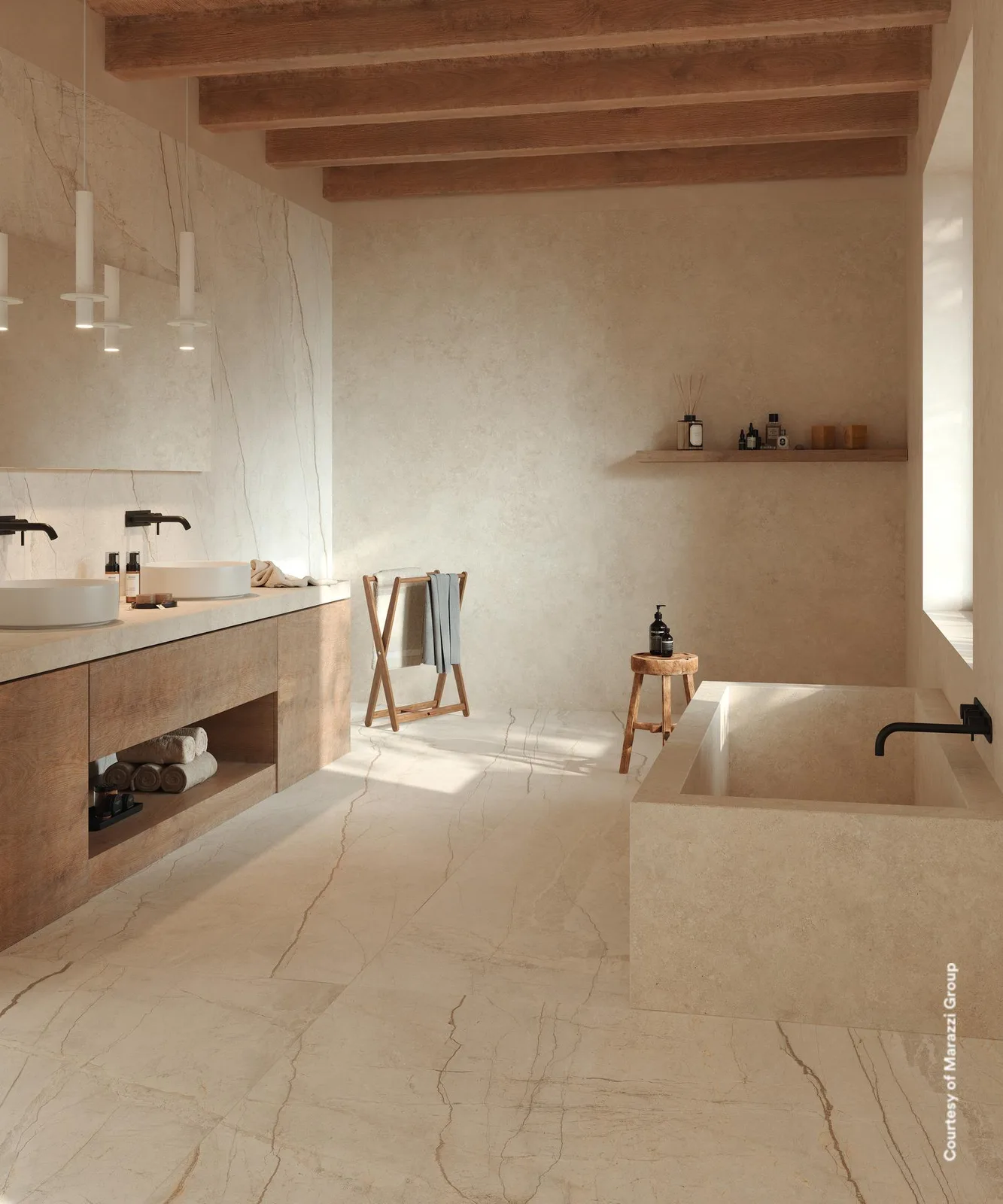 Bad mit Holzbalkendecke, Boden in heller Steinoptik mit feiner Aderung und beiger Wand mit Badewanne.