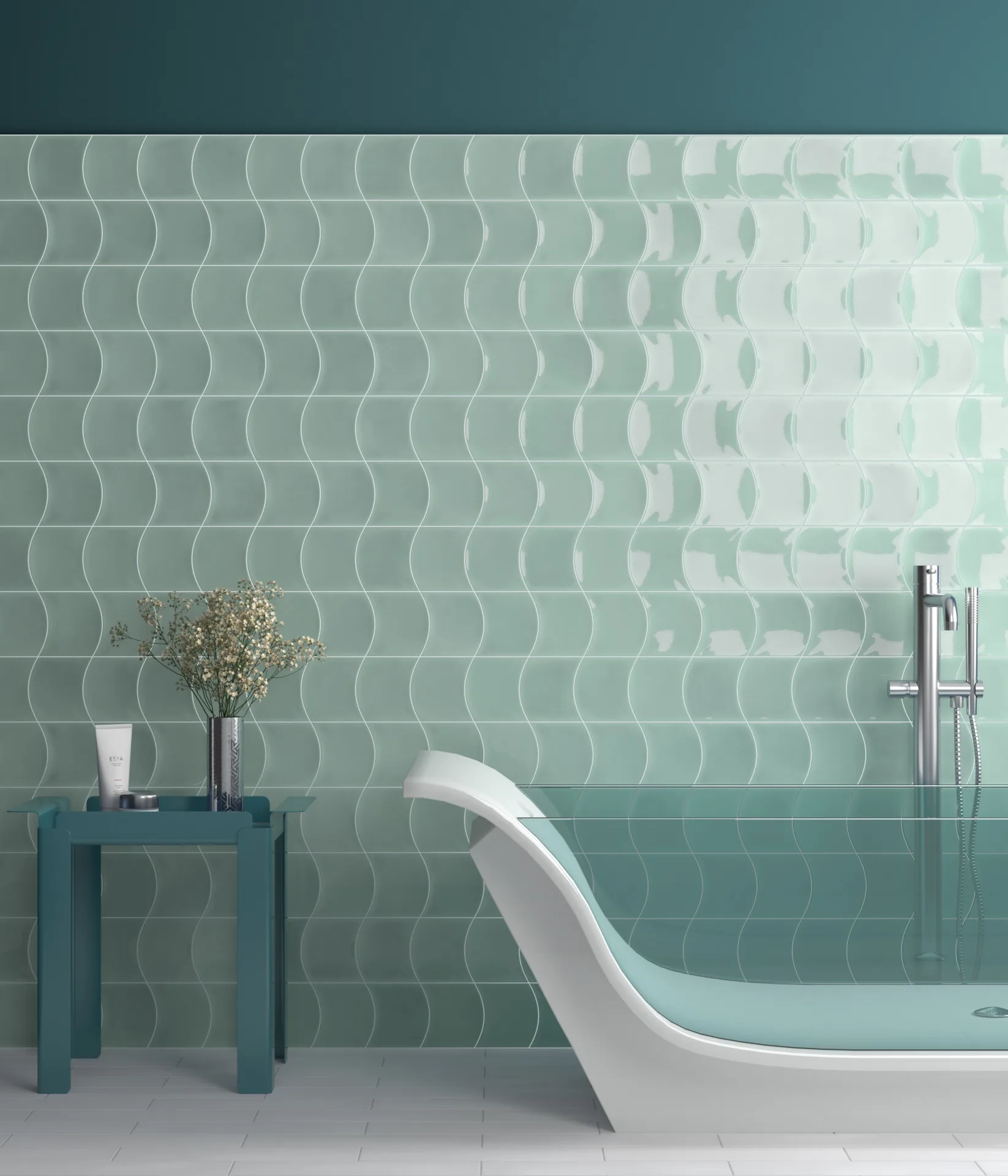 Bad mit mintgrüner Wellenfliesenwand, freistehender weißer Wanne und blauem Beistelltisch mit Blumen.