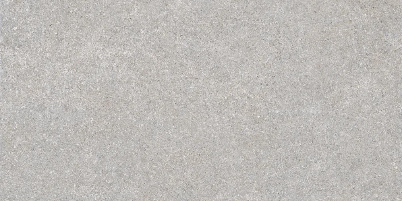 Mittelgraue Steinoptik-Fliese 60x120 cm in mattem Finish, feine Körnung mit hellen Einsprengseln über die gesamte Fläche.