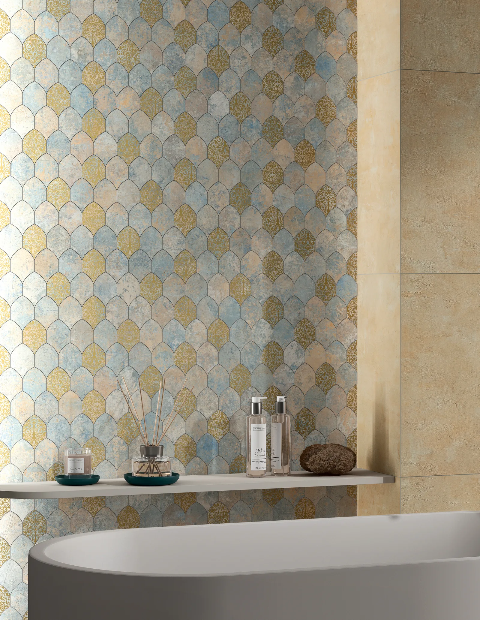 Badezimmer mit freistehender Wanne und Hexagon-Dekorwand, Naxos Pictura Realmonte 60x120 cm.