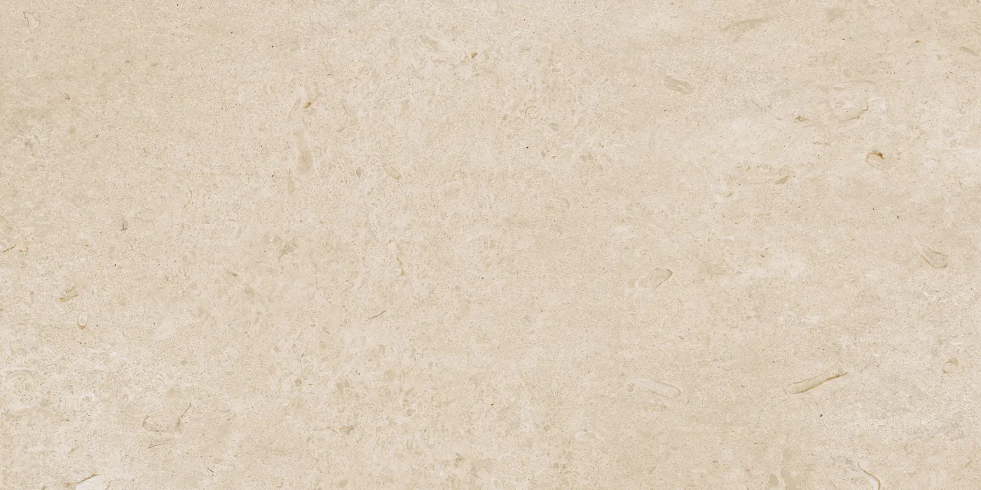 Sandbeige Fliese 60×120 cm in Kalksteinoptik mit feinen helleren Einschlüssen und dezent gewolkter Oberfläche.
