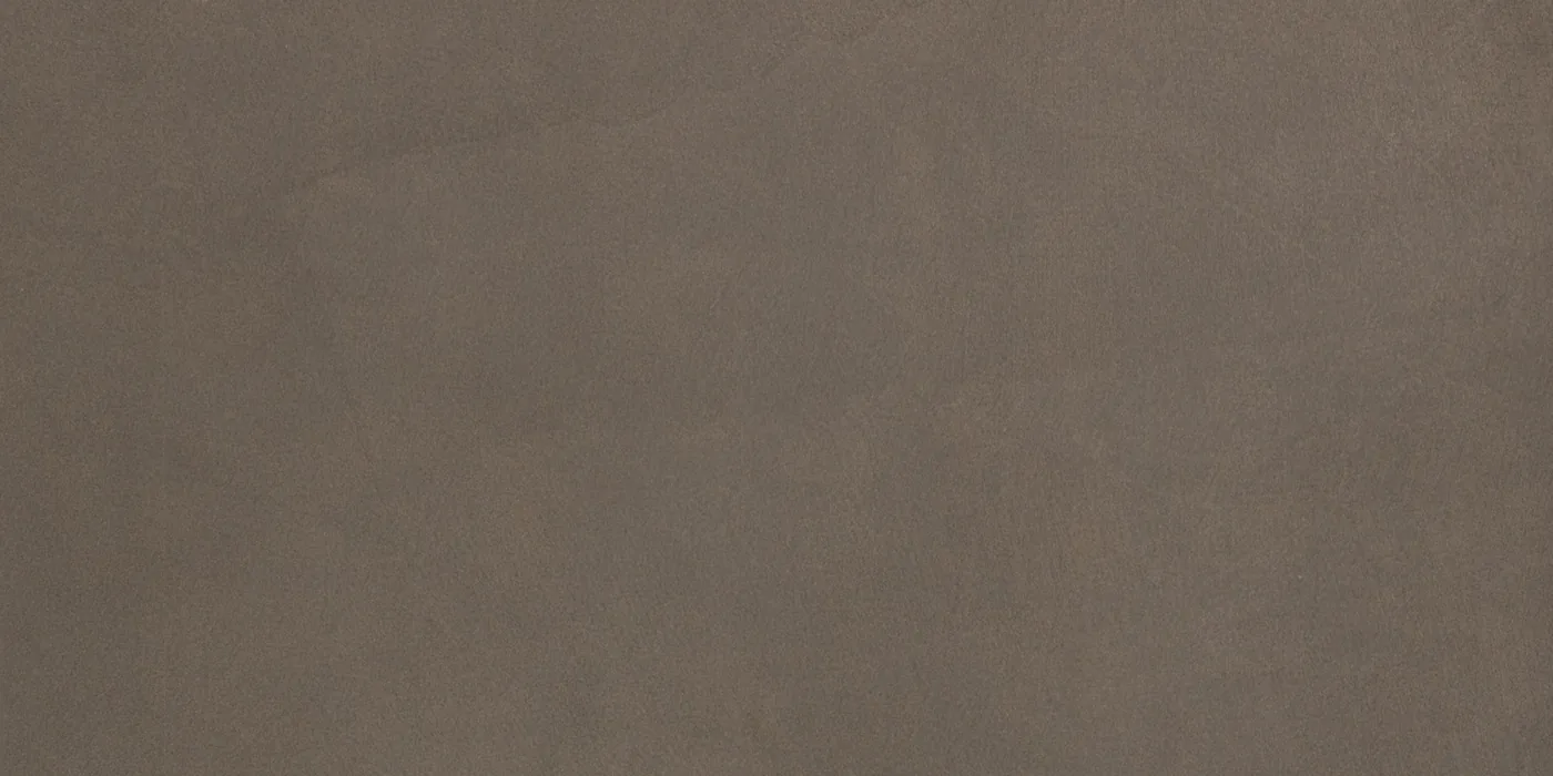 Dunkelbraune Fliese 30×60 cm in Spachteloptik, matte Oberfläche mit wolkigen Spachtelspuren und feinen Kratzlinien.