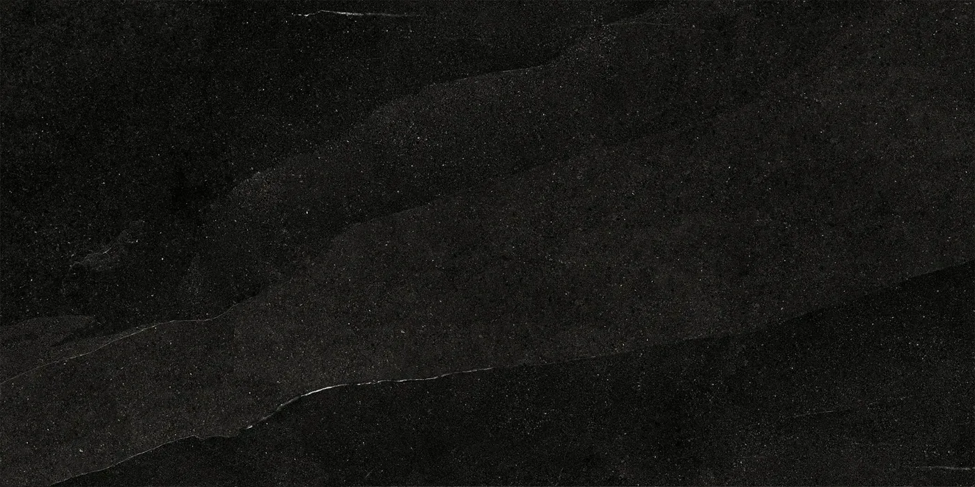 African Slate Dark: Feinsteinzeugfliese 60×120 cm in nahezu schwarzem Ton mit feinen hellen Adern, matte Schieferoberfläche