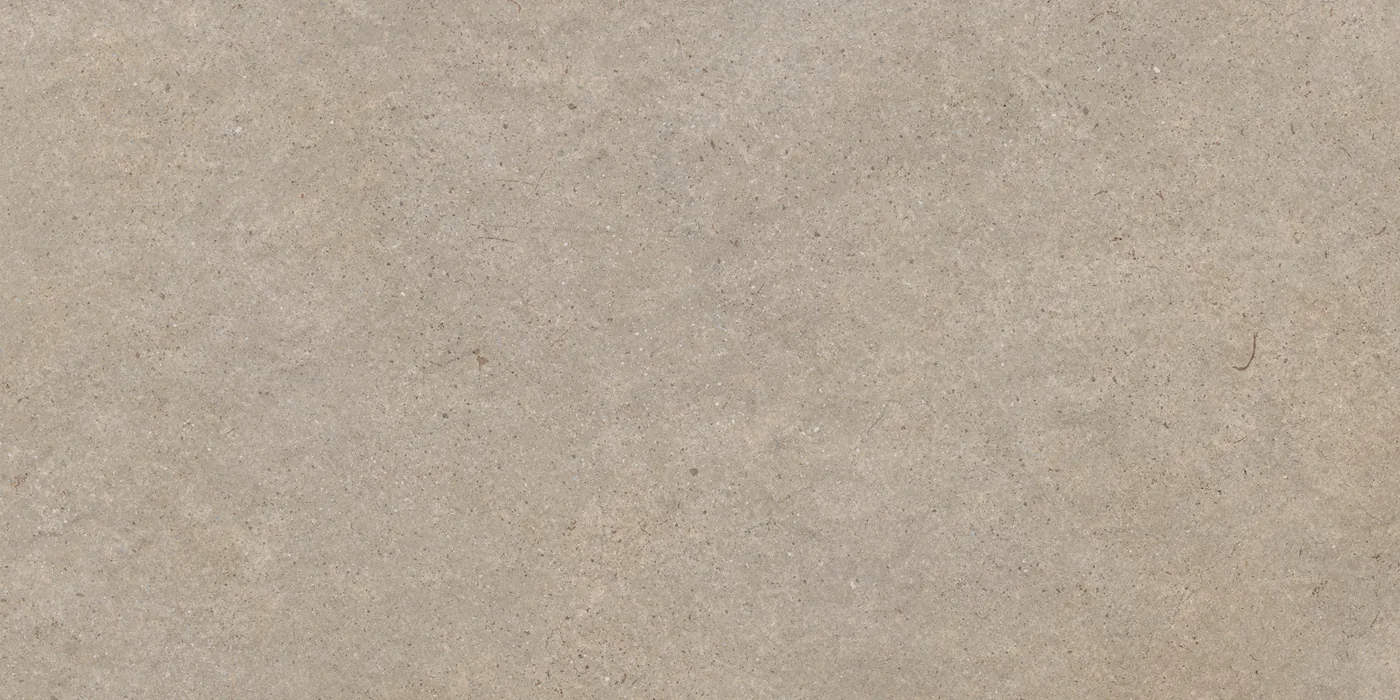 Hell-sandgraue Betonoptik-Fliese 30x60 cm mit feiner, wolkiger Schattierung und leichter Körnung, matt.
