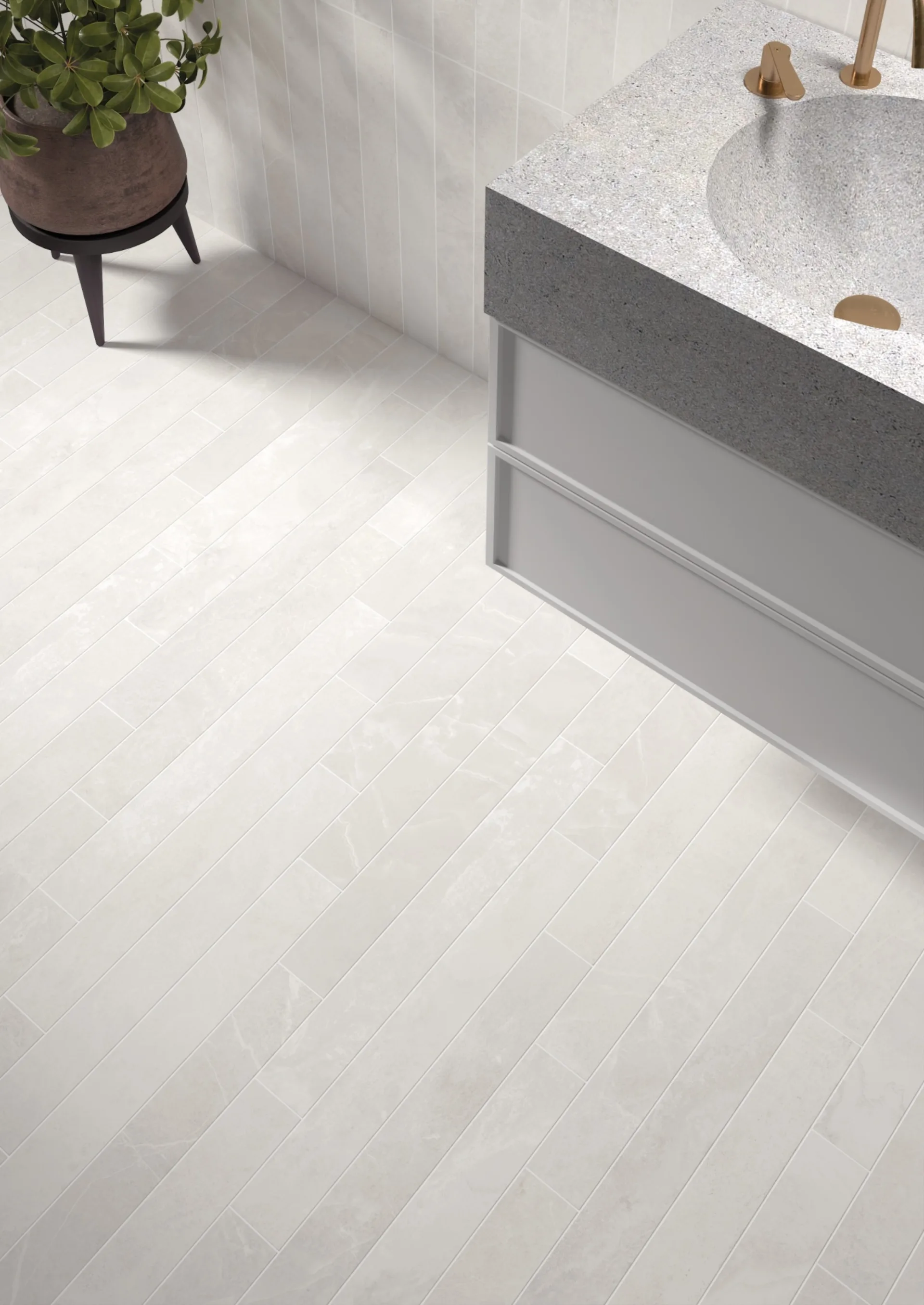 Equipe Marmoris White als Boden: cremeweisse Riemchen unter Waschtisch mit Terrazzo-Platte und Pflanze.