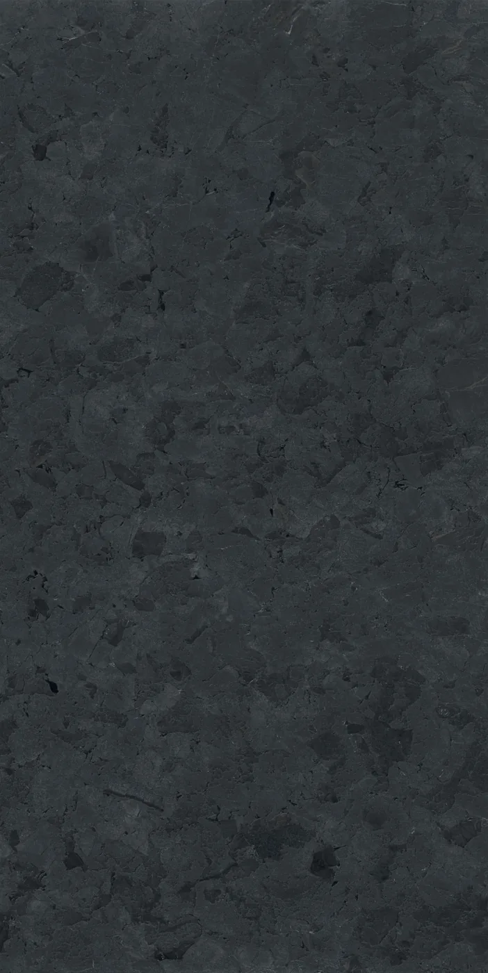 Anthrazitfarbene Steinoptik-Platte 160x320 cm mit seidenmatter Oberfläche und fleckiger Körnung mit hellen Einschlüssen.