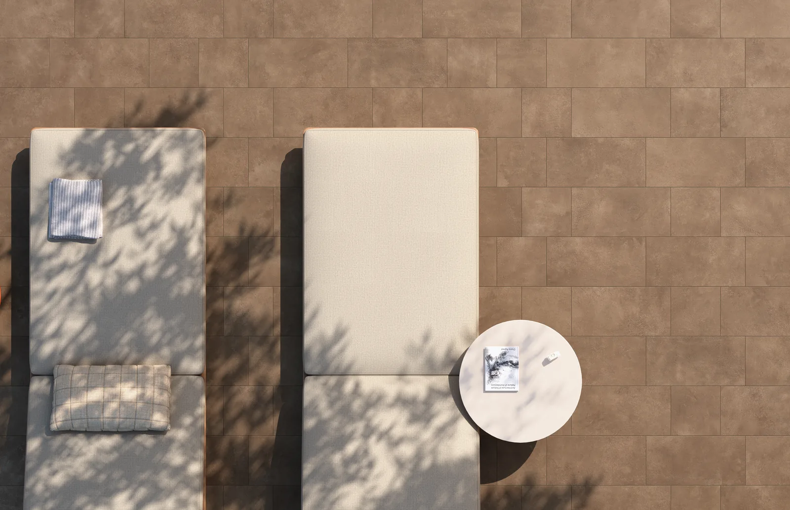 Draufsicht auf mittelbraune Terrassenfliesen mit Sonnenliegen, rundem Beistelltisch und Blätterschatten